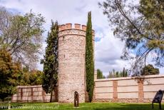 Universiteit en van Alcalá de Henares - De universiteit en historische parochie van Alcalá de Henares: De muren met een toren. De 14de eeuwse stadsmuur, de Albacar genoemd, rond...