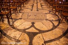 Routes in Frankrijk naar Santiago de Compostela - Franse pelgrimsroutes naar Santiago de Compostela: De kathedraal van Chartres is beroemd om haar met marmer ingelegde labyrint uit 1205....