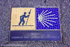 Routes in Frankrijk naar Santiago de Compostela - Pelgrimsroutes in Frankrijk naar Santiago de Compostela: Een mozaïektegel met het symbool van de route bij Chartres geeft de nog af te...