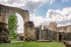 Routes in Frankrijk naar Santiago de Compostela - Pelgrimsroutes in Frankrijk naar Santiago de Compostela: De ruïne van de Benedictijner Abdij van Grande-Sauve, ook bekend als de...