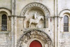 Routes in Frankrijk naar Santiago de Compostela - Pelgrimsroutes in Frankrijk naar Santiago de Compostela: Het standbeeld van een ruiter boven het noordelijke portaal van kerk Saint Hilaire... Routes in Frankrijk naar Santiago de Compostela - Pelgrimsroutes in Frankrijk naar Santiago de Compostela: Het standbeeld van een ruiter boven het noordelijke portaal van kerk Saint Hilaire...