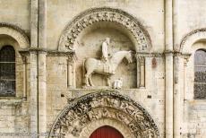 Routes in Frankrijk naar Santiago de Compostela - Pelgrimsroutes in Frankrijk naar Santiago de Compostela: Het standbeeld van een ruiter boven het noordelijke portaal van kerk Saint Hilaire...