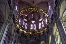 Routes in Frankrijk naar Santiago de Compostela - Pelgrimsroutes in Frankrijk naar Santiago de Compostela: De enorme kroonluchter hangt aan het gewelfde plafond van de kathedraal van Bourges,... Routes in Frankrijk naar Santiago de Compostela - Pelgrimsroutes in Frankrijk naar Santiago de Compostela: De enorme kroonluchter hangt aan het gewelfde plafond van de kathedraal van Bourges,...