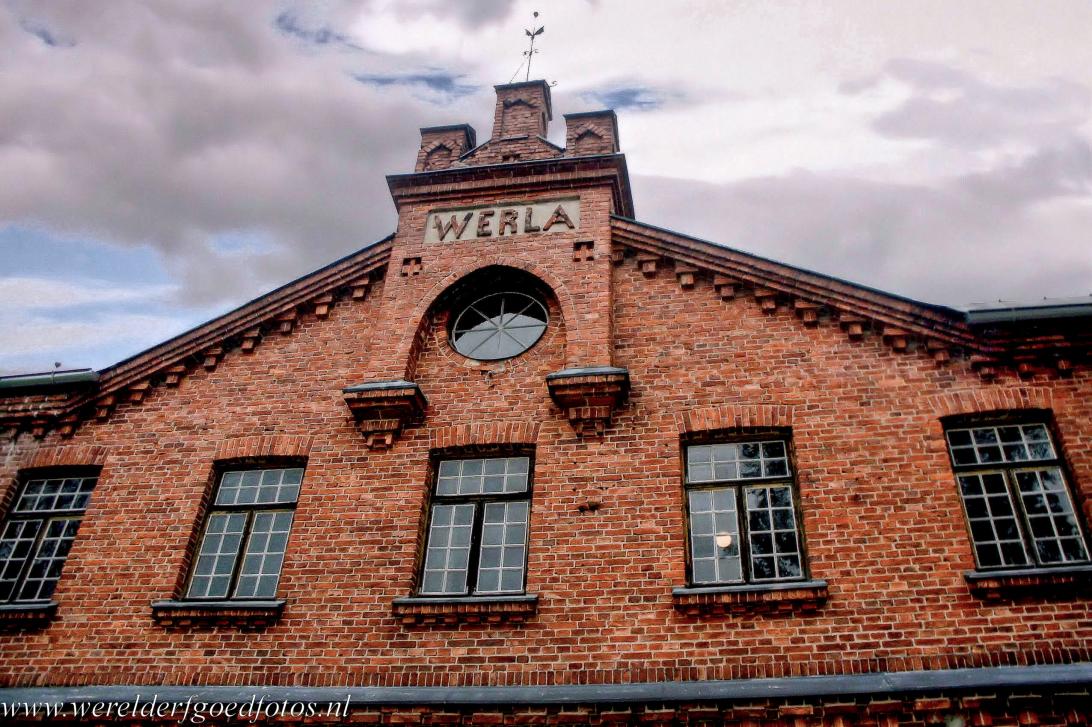 Houtpulp- en kartonfabriek van Verla - De iconische rode bakstenen façade van de houtpulp- en kartonfabriek van Verla. Deze kleine fabriek dateert uit de vroege jaren van de... Houtpulp- en kartonfabriek van Verla - De iconische rode bakstenen façade van de houtpulp- en kartonfabriek van Verla. Deze kleine fabriek dateert uit de vroege jaren van de...