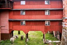 Houtpulp en kartonfabriek van Verla - De houtpulp en kartonfabriek van Verla: Van de eerste kartonfabriek is alleen nog een houten overbrugging tussen twee bakstenen gebouwen...