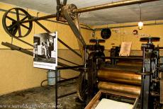 Houtpulp- en kartonfabriek van Verla - De houtpulp- en kartonfabriek van Verla: De kartonpers werd gebruikt om de natte lagen houtpulp samen te persen. Door de vellen door de... Houtpulp- en kartonfabriek van Verla - De houtpulp- en kartonfabriek van Verla: De kartonpers werd gebruikt om de natte lagen houtpulp samen te persen. Door de vellen door de...