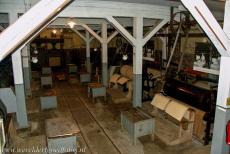 Houtpulp- en kartonfabriek van Verla - De houtpulp- en kartonfabriek van Verla: In de sorteer- en controleruimte werden de gedroogde kartonplaten gecontroleerd. De vrouwen keurden de... Houtpulp- en kartonfabriek van Verla - De houtpulp- en kartonfabriek van Verla: In de sorteer- en controleruimte werden de gedroogde kartonplaten gecontroleerd. De vrouwen keurden de...
