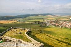 Levoča, Spišský Hrad en bijbehorende monumenten - Levoča, Spišský Hrad en bijbehorende cultuurmonumenten: De met gras begroeide binnenhof van...