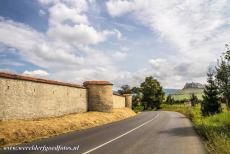 Levoča, Spišský Hrad en bijbehorende monumenten - Levoča, Spisský Hrad en bijbehorende cultuurmonumenten: De muren van Spišská Kapitula, rechts op de achtergrond kasteel...