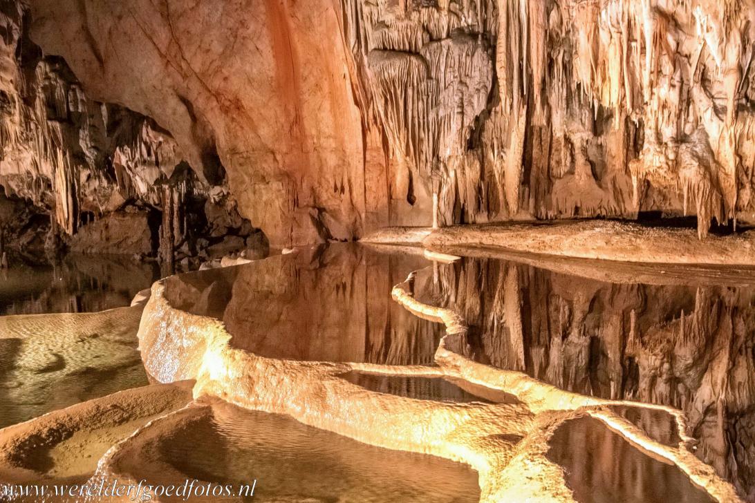 Grotten van de Slowaakse Karst - Domica grot - Grotten van de Aggtelek Karst en Slowaakse Karst: Weerspiegelingen in het heldere water van de cascade druipsteenmeren in de Domica... Grotten van de Slowaakse Karst - Domica grot - Grotten van de Aggtelek Karst en Slowaakse Karst: Weerspiegelingen in het heldere water van de cascade druipsteenmeren in de Domica...