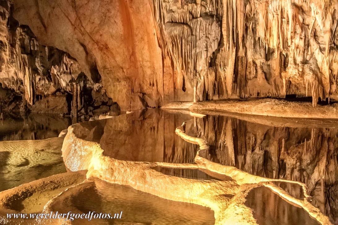 Grotten van de Slowaakse Karst - Domica grot - Grotten van de Aggtelek Karst en Slowaakse Karst: Weerspiegelingen in het heldere water van de cascade druipsteenmeren in de Domica... Grotten van de Slowaakse Karst - Domica grot - Grotten van de Aggtelek Karst en Slowaakse Karst: Weerspiegelingen in het heldere water van de cascade druipsteenmeren in de Domica...