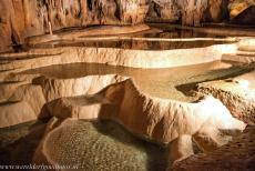 Grotten van de Slowaakse Karst - Domica grot - Grotten van de Aggtelek Karst en Slowaakse Karst: De druipsteenmeren in de Domica grot. De groene kleur van het water wordt...