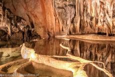 Grotten van de Slowaakse Karst - Domica grot - Grotten van de Aggtelek Karst en Slowaakse Karst: Weerspiegelingen in het heldere water van de cascade druipsteenmeren in de Domica...