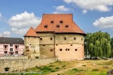 Beschermd stadsgebied van Bardejov - Beschermd stadsgebied van Bardejov: De Hrubá Bašta toren of de Dikke Toren werd in de 15de eeuw gebouwd als kanontoren,...