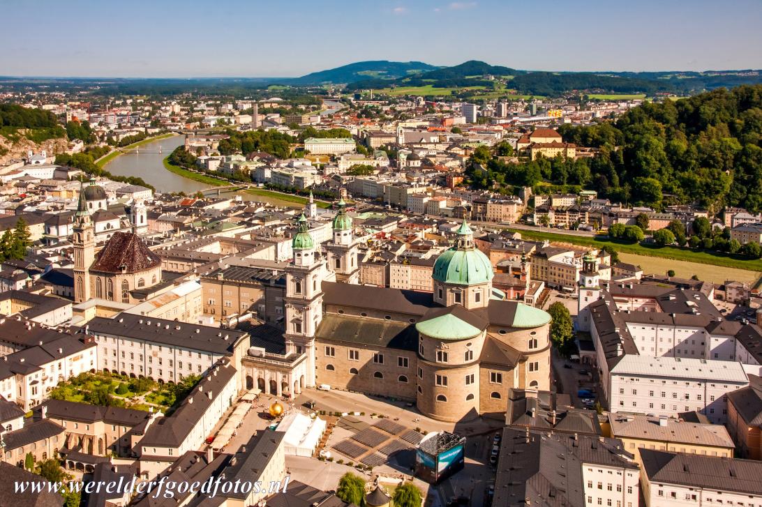Historisch centrum van de stad Salzburg - De Dom van Salzburg gezien vanuit de Hohensalzburg, een machtige burcht op de Mönchsberg, de burcht ligt op een... Historisch centrum van de stad Salzburg - De Dom van Salzburg gezien vanuit de Hohensalzburg, een machtige burcht op de Mönchsberg, de burcht ligt op een...