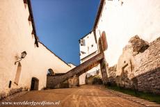 Historisch centrum van de stad Salzburg - Historisch centrum van de stad Salzburg: De entree naar de vesting Hohensalzburg, een van de grootste nog bestaande 11de eeuwse forten in...