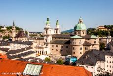 Historisch centrum van de stad Salzburg - Historisch centrum van de stad Salzburg: De Dom van Salzburg gezien vanaf de Hohensalzburg. De Dom is gewijd aan Sint Rupert van Salzburg. De...