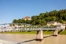 Historisch centrum van de stad Salzburg - Historisch centrum van de stad Salzburg: De Mozartsteg is een voetgangersbrug over de rivier de Salzach. De brug komt voor in een...
