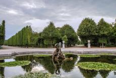 Paleis en tuinen van Schönbrunn - Paleis en tuinen van Schönbrunn: Het Sternbassin met de Fontein van de Naiaden bij het vallen van de avond, op het...