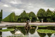 Paleis en tuinen van Schönbrunn - Paleis en tuinen van Schönbrunn: Het Sternbassin met de Fontein van de Naiaden bij het vallen van de avond, op het...