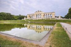 Paleis en tuinen van Schönbrunn - Paleis en tuinen van Schönbrunn: De Gloriette staat op de Schönbrunn Heuvel in het park. Het panoramadek op het...