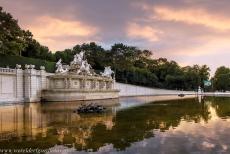 Paleis en tuinen van Schönbrunn - Paleis en tuinen van Schönbrunn: De Neptunusfontein werd ontworpen als bekroning van de Grote Parterre, het deel van de tuinen tussen Paleis...