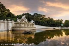 Paleis en tuinen van Schönbrunn - Paleis en tuinen van Schönbrunn: De Neptunusfontein werd ontworpen als bekroning van de Grote Parterre, het deel van de tuinen tussen Paleis...