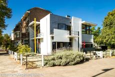 Rietveld Schröderhuis - Het Rietveld Schröderhuis wordt beschouwd als een mijlpaal in de ontwikkeling van de moderne woningbouw. Het huis werd ontworpen door de...