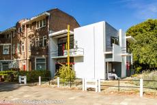 Rietveld Schröderhuis - Het Rietveld Schröderhuis is eigenlijk een hoekhuis, het staat met één muur tegen een rij huizen aangebouwd. Het...