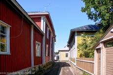 Oud Rauma - Enkele houten huizen van Oud Rauma langs een middeleeuws steegje. De geschiedenis van de stad is verbonden met enkele desastreuse branden. De... Oud Rauma - Enkele houten huizen van Oud Rauma langs een middeleeuws steegje. De geschiedenis van de stad is verbonden met enkele desastreuse branden. De...