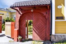 Oud Rauma - De beroemde 300 jaar oude Naola-tuinpoort is de oudste houten poort in Oud Rauma. Het karakteristieke ruit- en visgraatpatroon van de houten... Oud Rauma - De beroemde 300 jaar oude Naola-tuinpoort is de oudste houten poort in Oud Rauma. Het karakteristieke ruit- en visgraatpatroon van de houten...
