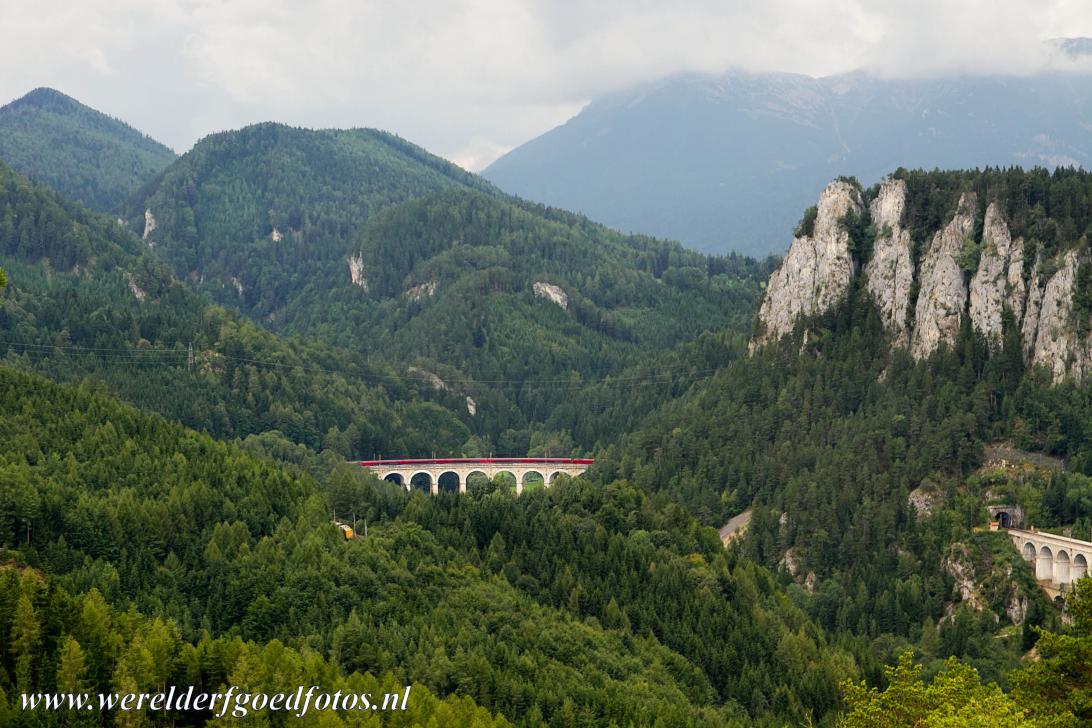Semmeringspoorlijn - Het Kalte Rinne viaduct is het indrukwekkendste deel van de Semmeringspoorlijn. De spoorlijn is de laatste schakel tussen Wenen en... Semmeringspoorlijn - Het Kalte Rinne viaduct is het indrukwekkendste deel van de Semmeringspoorlijn. De spoorlijn is de laatste schakel tussen Wenen en...