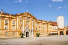 Cultuurlandschap Wachau - Cultuurlandschap Wachau: De gebouwen van de barokke abdij van Melk werden gebouwd rond zeven binnenplaatsen. De abdij staat op een rots en...