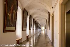 Cultuurlandschap Wachau - Cultuurlandschap Wachau: De glimmend gepoetste Kaisergang in de abdij van Melk. De gang is ongeveer 200 meter lang, aan de muren...