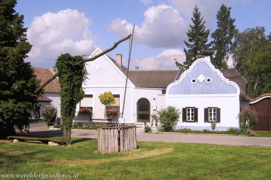 Cultuurlandschap van de Fertö / Neusiedlersee - Cultuurlandschap van de Fertö / Neusiedlersee: Enkele huizen in Apetlon zijn gebouwd in Zuid-Boheemse boerenbarokstijl, ervoor staat een... Cultuurlandschap van de Fertö / Neusiedlersee - Cultuurlandschap van de Fertö / Neusiedlersee: Enkele huizen in Apetlon zijn gebouwd in Zuid-Boheemse boerenbarokstijl, ervoor staat een...