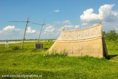 Cultuurlandschap van de Fertö / Neusiedlersee - Cultuurlandschap van de Fertö / Neusiedlersee: Een herdershut in de Seewinkel bij de kust van de Neusiedlersee in Oostenrijk, ernaast staat...