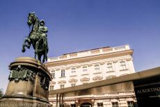 Historisch centrum van Wenen - Historisch centrum van Wenen: Het bronzen ruiterstandbeeld van aartshertog Albrecht staat op het Albertina Terras bij het Albertina...