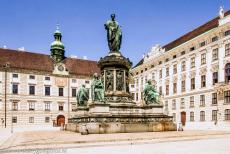 Historisch centrum van Wenen - De Hofburg in het historisch centrum van Wenen. Voor het keizerlijk paleis de Hofburg staat het bronzen standbeeld van keizer Franz...