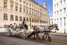 Historisch centrum van Wenen - Historisch centrum van Wenen: Een door paarden getrokken koets voor het voormalig keizerlijk paleis de Hofburg. De Hofburg was de...