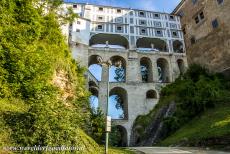  Historisch centrum van Český Krumlov - Historisch centrum van Český Krumlov: De meerdere verdiepingen tellende Mantelbrug over de slotgracht aan de westkant van het...