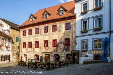  Historisch centrum van Český Krumlov - Historisch centrum van Český Krumlov: Een restaurant met een gedecoreerde voorgevel in het oude centrum van de stad....