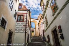  Historisch centrum van Český Krumlov - Historisch centrum van Český Krumlov: De trap naar de Barbican, de Barbakán, voert naar het Muizengat, de...