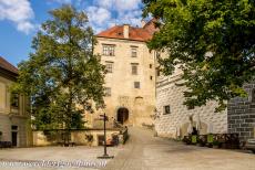  Historisch centrum van Český Krumlov - Historisch centrum van Český Krumlov: Het poortgebouw naar de derde binnenplaats van het kasteel van Český...