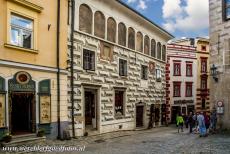  Historisch centrum van Český Krumlov - Historisch centrum van Český Krumlov: De gevel van huis nr. 53 in de wijk Latrán is gedecoreerd met...