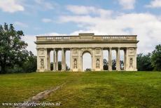 Cultuurlandschap van Lednice-Valtice - Lednice-Valtice Cultural Landscape: De neoklassieke Colonnade werd in 1810-1820 gebouwd op de top van een heuvel. De Colonnade staat ook bekend...