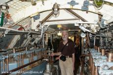 Fort Suomenlinna - Fort Suomenlinna: Tijdens hun bezoek aan Vesikko kunnen bezoekers zelf ervaren hoe krap het interieur van een duikboot is. Circa...