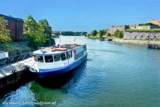 Fort Suomenlinna - Fort Suomenlinna: De ferry in de haven van Suomenlinna. Fort Suomenlinna werd gebouwd op zes eilanden voor de kust van Helsinki in Finland. De...