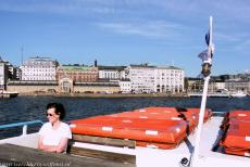 Fort Suomenlinna - De veerboot naar Suomenlinna in de haven van Helsinki, met het marktplein (Kauppatori) en de oude markthal (Vanha Kauppahalli) op ​​de...