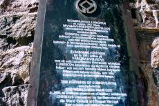 Fort Suomenlinna - Fort&nbsp;Suomenlinna: Deze plaquette werd aangebracht op een van de bastions van dit zeefort. In tegenstelling tot baksteen splintert massief...