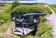 Fort Suomenlinna - Fort Suomenlinna: De kanonnen gericht op het westen en zuiden zijn een&nbsp;herinnering aan de Russische bezetting van 1808 tot 1918. Er staan...